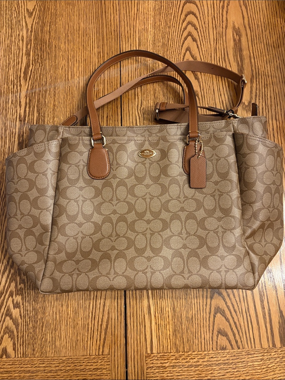 Coach Signature Canvas Tote in Khaki/Light Brown